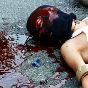 FOTO C carlo-giuliani testa fracassata 600x600