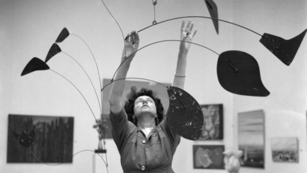 FOTO 1 Peggy Guggenheim_“Arco di petali” di Alexander Calder_Biennale di Venezia_1948