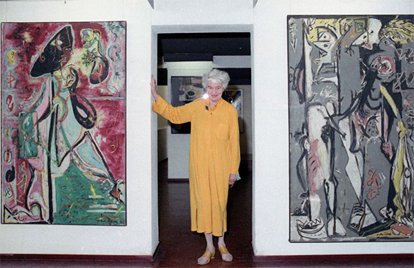 FOTO 5. Peggy posa tra i primi dipinti di Pollock_1979.jpg