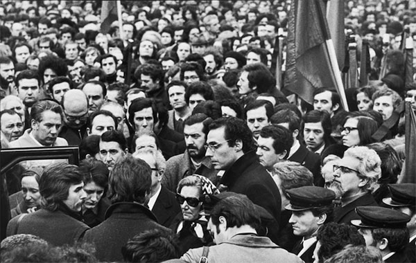 FOTO 3. Corteo funebre. 3 febbraio 1973. Foto di Carla Cerati