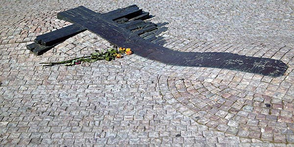 Il monumento sul lastricato della piazza