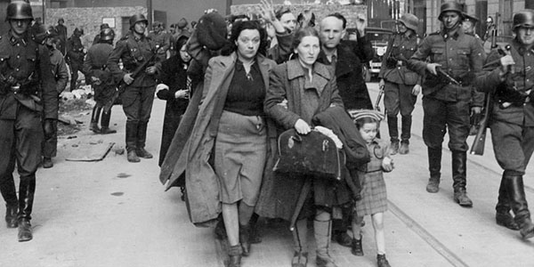 1. I primi ebrei catturati dalle SS, donne, anziani e bambini, vengono fatti uscire dal ghetto per essere inoltrati al campo di sterminio di Treblinka