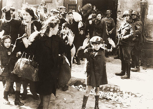 2. Ghetto di Varsavia 1943- Il bambino di sette anni che alza le mani in segno di resa