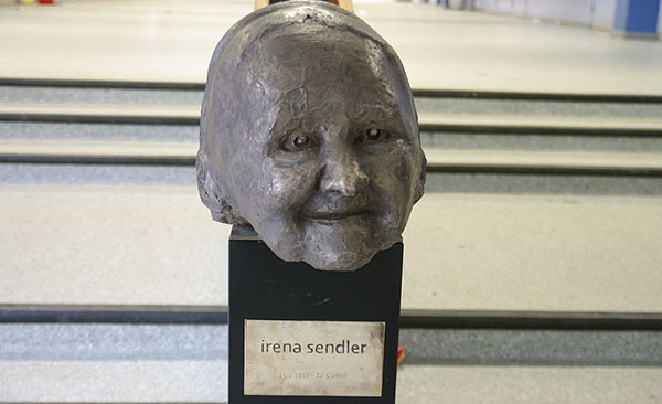 5. Scultura in una scuola di Amburgo intitolata ad Irena Sendler (2006)