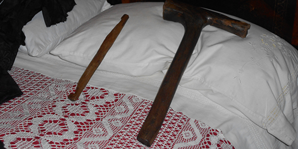 Museo Galluras-il martello della femina accabadora