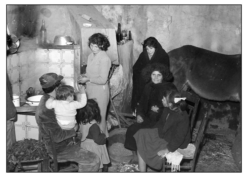 8-Interno-di-casa-contadina-nel-dopoguerra