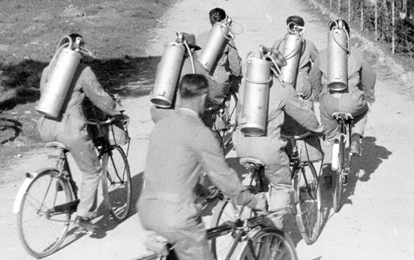 Addetti della campagna antimalarica con bombole di DDT