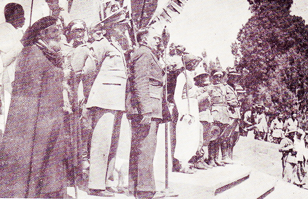 3. Il maresciallo Rodolfo Graziani, al centro, poco prima dell’attentato del 19 febbraio 1937, all’interno del Piccolo Ghebì (corte del palazzo imperiale) in Addis Abeba