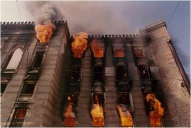 3.La biblioteca di Sarajevo in fiamme (26 agosto 1992)