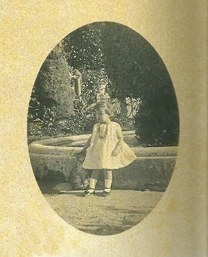 FOTO 1. Giuliana bambina nel parco della villa Renatico-Martini