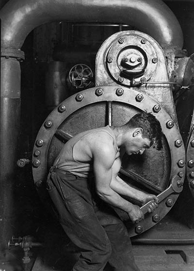 foto 5 Lewis_Hine_Power_house_mechanic_working_on_steam_pump