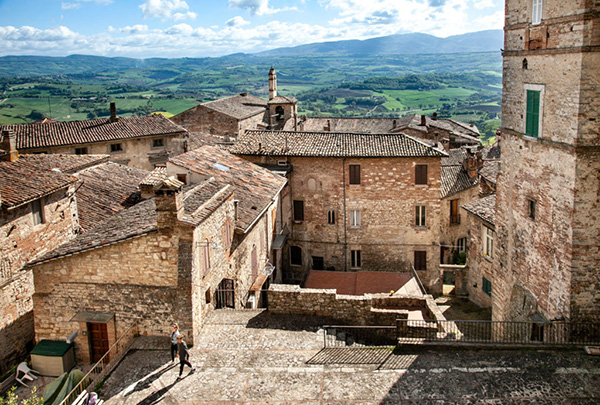 4. Panorama-su-piazza-del-Montarone-di-Todi-1024x692