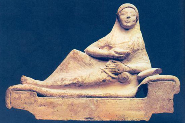 Banchettante distesa sulla Kile con la coppa e la lira. Fine VI sec.a.C. Museo Archeologico Nazionale, Taranto.