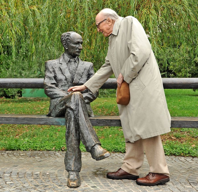Boris Pahor accanto alla statua di Edvard Kocbek.Narodni