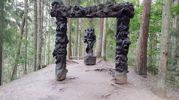 Foto1 Scultura del 1979 Lucifero e le porte dell'Inferno di Raimundas e Anicentas Puškorius