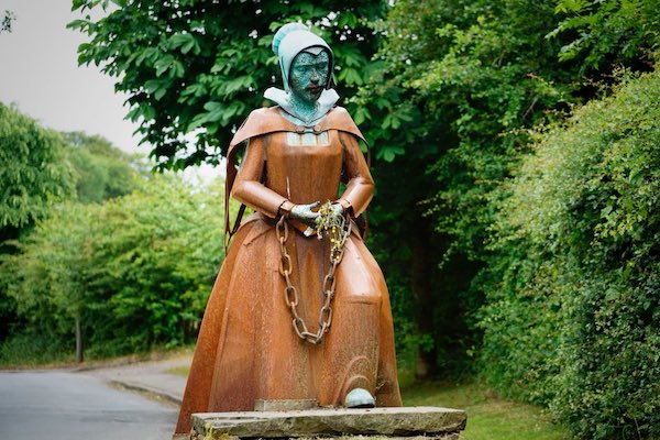 Foto10 Statua di Alice Nutter