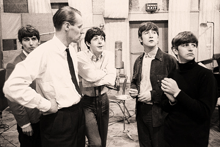 Foto4. George Martin con George Harrison, Paul McCartney, John Lennon e Ringo Starr
