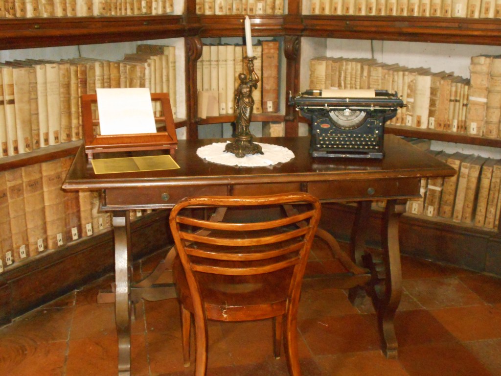 Lo scrittoio e la macchina da scrivere di Maya, foto di Laura Candiani