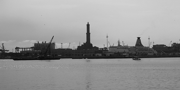 Porto Antico, la Lanterna fotografata dall’Isola delle Chiatte