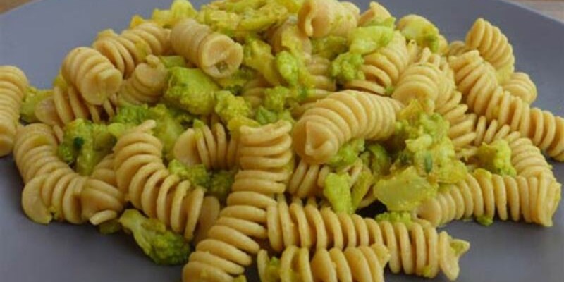 La cucina vegana. Pasta con crema di cavolfiori, porri e curcuma